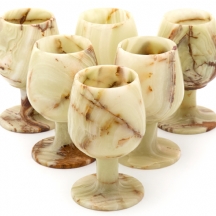 סט של שישה גביעים עשויים אוניקס טבעי מלוטש, בגוונים ירקרקים עם עורקים טבעיים