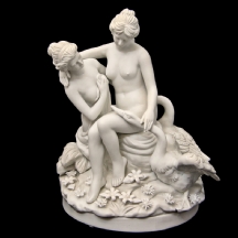 פסל חרסינה בדמות שתי נשים ושני ברבורים