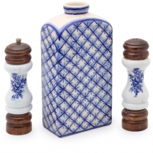 בקבוק עתיק מעוטר בדגם גיאומטרי כחול על רקע בהיר, וצמד מלחייה ופלפלייה וינטג׳