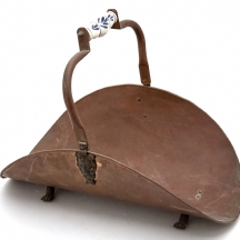 סל עצים לאח בסגנון ריג'נסי נחושת ופליז עם ידית דלפט