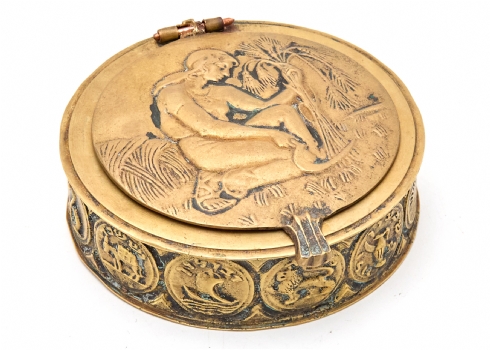 קופסת ברונזה שולחנית תוצרת פל־בל 'Pal-Bell', בדמות רות המואבייה ו־12 השבטים