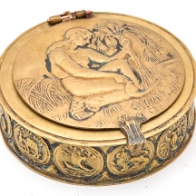 קופסת ברונזה שולחנית תוצרת פל־בל 'Pal-Bell', בדמות רות המואבייה ו־12 השבטים