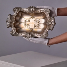 מגש דקורטיבי אר-נובו ממתכת מוכספת - סוף המאה ה־19