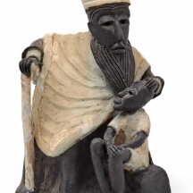 מנחם דנקאו - פסל קרמי פיגורטיבי המתאר דמות אב האוחז בילד עשוי חימר