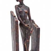 פסל המתאר דמות נשית עומדת בעירום בקומפוזיציה הנתמכת במסגרת בסיס מתכתית