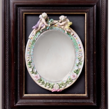 מראה גרמנית עתיקה מהמאה ה-19, עשויה פורצלן מעוטרת דמויות מלאכים