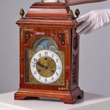 שעון קמין גרמני מתוצרת חברת 'יונגהנס' 'Junghans' עשוי עץ מתכת וזכוכית