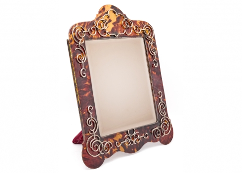 מראה אנגלית עתיקה במסגרת שריון צב בגוון חום־ענברי, משולבת עיטורי כסף סטרלינג