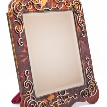 מראה אנגלית עתיקה במסגרת שריון צב בגוון חום־ענברי, משולבת עיטורי כסף סטרלינג