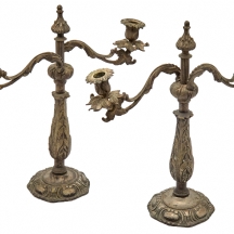 זוג קנדלברות עשויות פליז (שאריות הכספה), כל אחת לשני נרות