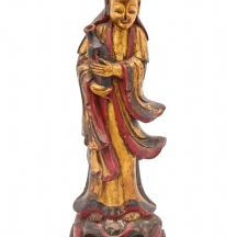 פסל סיני עתיק, עשוי עץ מגולף בעבודת יד, מעוטר באמייל פוליכרום ובזהב