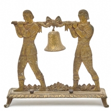 מעמד שולחני דקורטיבי המעוצב בדמות שני גברים הנושאים קישוט בצורת פעמון, עשוי פליז