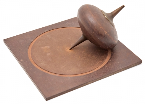 פסל שולחני עשוי ברזל יצוק בצורת סביבון ומשטח חתום