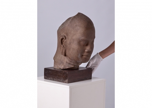 פסל ראש מרשים עשוי חומר יצוק בגימור דמוי אבן ובסיס עץ