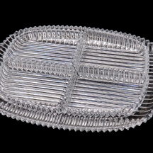 סט אירוח אלגנטי מקריסטל איכותי הכולל ארבעה כלים מלבנים ומגש מרכזי תואם