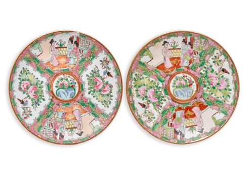 זוג צלחות פורצלן סיניות מעוטרות בציור יד בסגנון 'Rose Medallion'