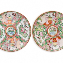 זוג צלחות פורצלן סיניות מעוטרות בציור יד בסגנון 'Rose Medallion'