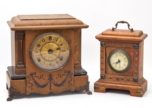 שני שעונים שולחניים עשויים עץ, דגמים ויצרנים שונים