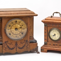 שני שעונים שולחניים עשויים עץ, דגמים ויצרנים שונים