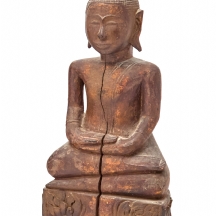 פסל בודהה בורמזי עתיק עשוי עץ מגולף, מתקופת אראקן בבורמה (מיאנמר) מהמאה ה-19