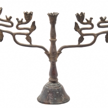קנדלברה שולחנית עשויה מתכת (סגסוגת) לחמישה נרות, מעוטרת ציפורים