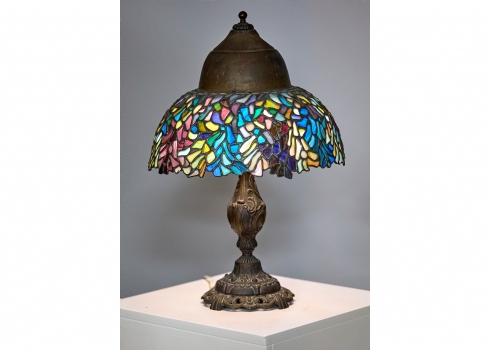 מנורה שולחנית בסגנון טיפאני עשויה מתכת ואהיל ויטראז' עשוי זכוכית