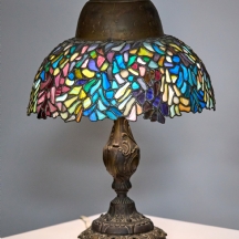 מנורה שולחנית בסגנון טיפאני עשויה מתכת ואהיל ויטראז' עשוי זכוכית