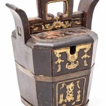 כלי נשיאה סיני עתיק, סוף המאה ה-19 או תחילת המאה ה-20, עשוי עץ מוזהב ומגולף ביד