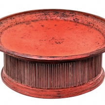 מעמד בורמזי עתיק וגדול עשוי קליעת עלים ונצרי במבוק, מצופה בלכה אדומה