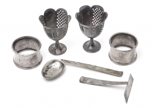 שישה כלי כסף שונים יצרנים ודגמים שונים