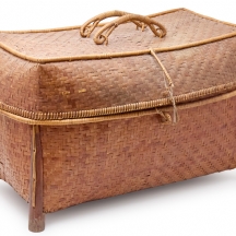 סלסלת במבוק ארוגה עבודת יד, ממוצא אסייתי בעלת מכסה תואם וידיות נשיאה