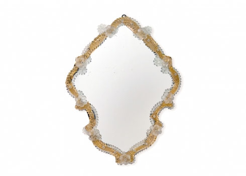 מראה ונציאנית עשויה עץ וזכוכית מעוטרת בפרחים