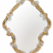 מראה ונציאנית עשויה עץ וזכוכית מעוטרת בפרחים