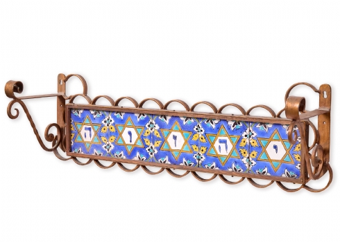 מדף קיר עשוי מתכת החזית משובצת אריחי קרמיקה פרסים עם השם המפורש