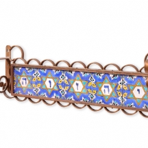 מדף קיר עשוי מתכת החזית משובצת אריחי קרמיקה פרסים עם השם המפורש