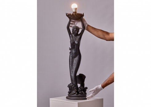 בסיס מנורה בדמות בת ים המחזיקה צדפה עשויה חומר יצוק