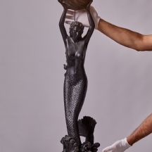 בסיס מנורה בדמות בת ים המחזיקה צדפה עשויה חומר יצוק