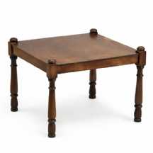 שולחן דני קלאסי בעל פלטה מרובעת בקווים נקיים ומאוזנים