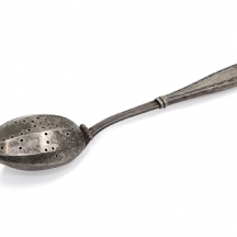 כפית כסף עתיקה שמשמשת כתיון (נפתחת למילוי עלי תה), עשויה כסף 'סטרלינג' (925)