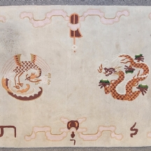 שטיח סיני ישן ויפה בדוגמאות דרקון משולב אותיות בעברית