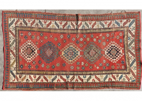 שטיח שבטי קווקזי בסגנון קזאק – מדליונים גאומטריים על שדה אדום