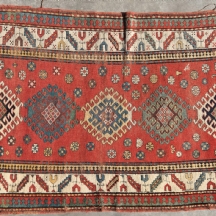 שטיח שבטי קווקזי בסגנון קזאק – מדליונים גאומטריים על שדה אדום