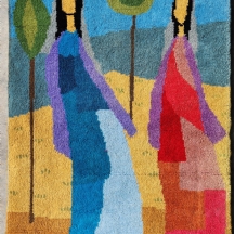 שטיח משכית - דמויות נשיות בנוף מדברי, חתום