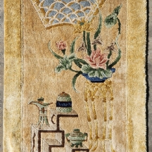 שטיח משי סיני וינטג' – סצנת פנים מסורתית בגווני בז' וזית