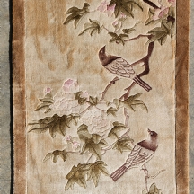 שטיח משי סיני וינטג' – ציפורים ופריחת אדמונית