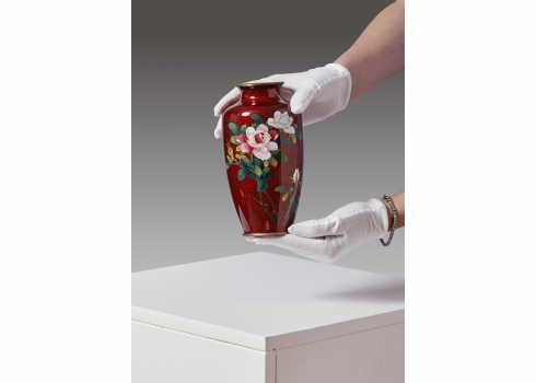 כד יפני עשוי מתכת מעוטר באמייל קלואזונה (Cloisonne) על רקע גינבארי (Ginbari)