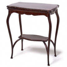 שולחן צד (Card Table) אלגנטי עשוי עץ, עם פלטה מעוצבת ומדף תחתון מעוגל