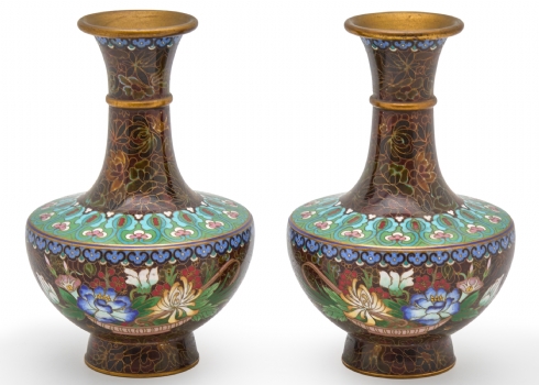 זוג כדי קלואזונה (Cloisonne) סינים, עשויים נחושת ומעוטרים באמייל