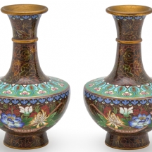 זוג כדי קלואזונה (Cloisonne) סינים, עשויים נחושת ומעוטרים באמייל