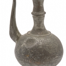 אפטבה איסלמית (Aftaba), עשויה מתכת מעוטרת בעיטורים צמחיים